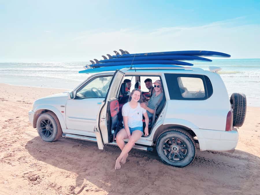 Beginners friendly surf in nice spots - Getting ready in a wetsuit