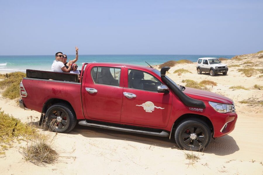 Boa Vista: Santa Monica, Dunes, Caves and Village 4x4 Tour - Guides, languages, and group choices