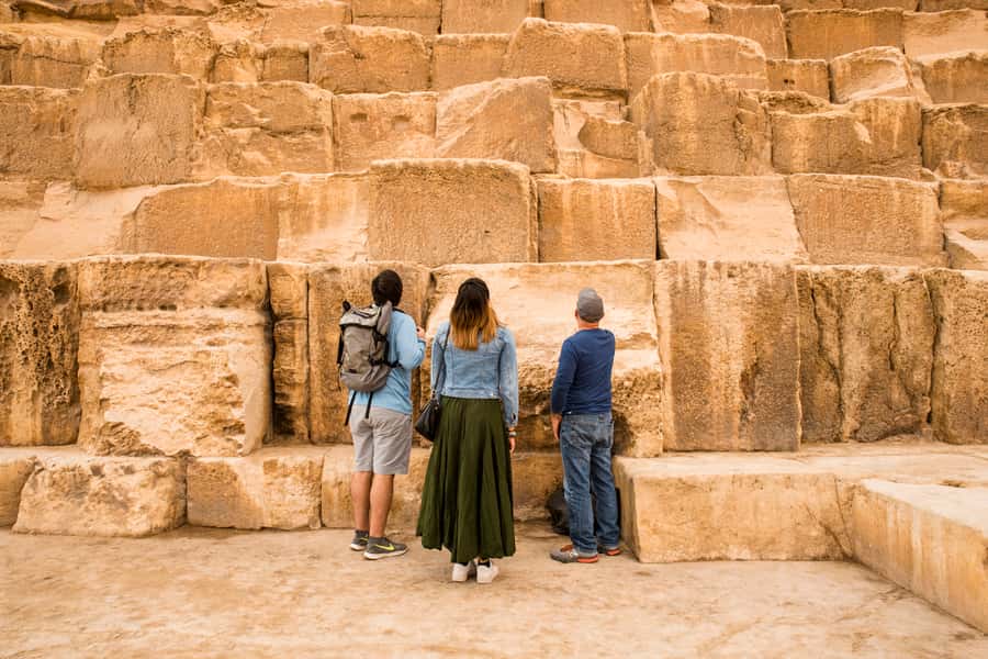 Cairo: Egyptian Museum, Pyramids & Bazaar Tour - Egyptian lunch: a welcome break between major sights