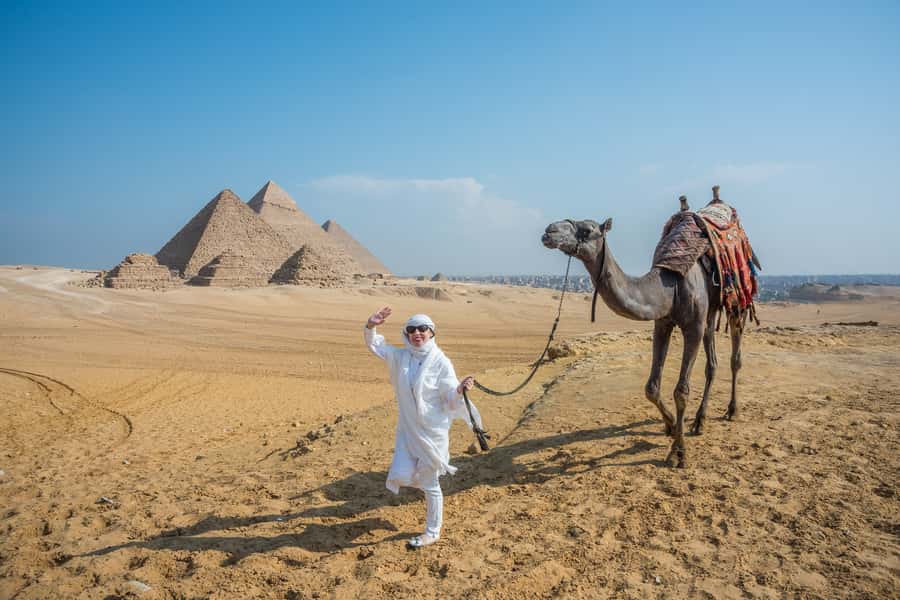 Cairo: Half Day Pyramids Tour by Camel or Horse Carriage - Lunch and the optional photographer