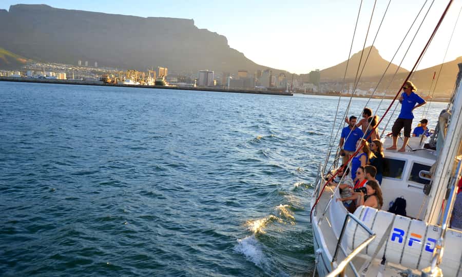 Cape Town: 1-Hour Pre-Sunset Champagne Cruise - Should you book the pre-sunset sailing?