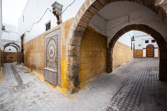 Casablanca Layover Tour with Round-Trip Airport Transfer - Central Marketplace and Casablanca’s daily rhythm