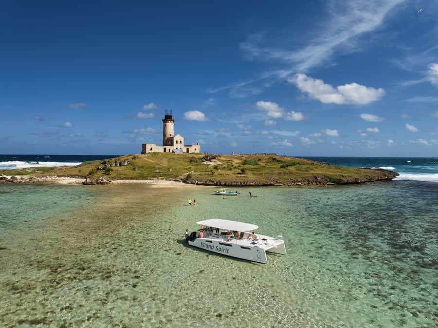 Catamaran Mauritius: South East 5 Islands Catamaran Cruises - Cruising toward Ile aux Cerfs