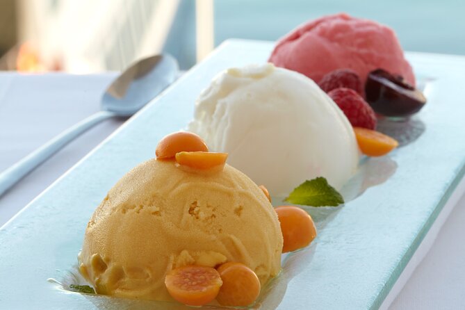 Cruise and Dine Dinner / Cape Town: Sunset Champagne Cruise and 3-Course Dinner - From the harbour to a three-course dinner