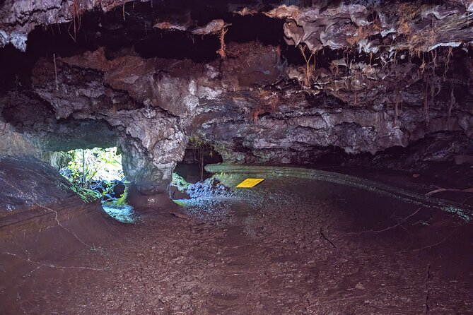 Discovery of the lava tubes 2004 of Piton de la Fournaise - Why the small group makes a difference