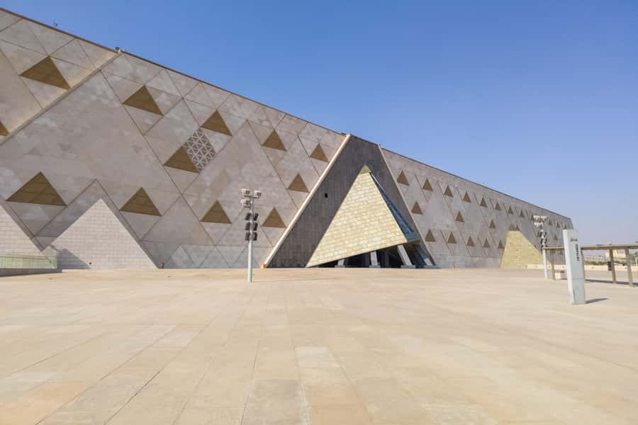 From Hurghada: Grand Egyptian Museum Pyramids Cairo Day Trip - The Sphinx and Valley Temple