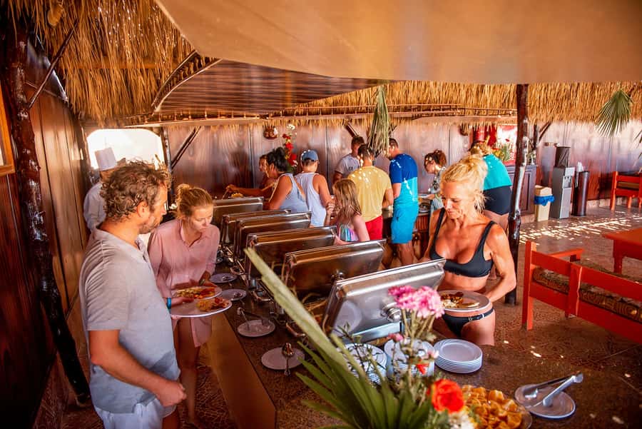 From Hurghada: Paradise Island Snorkeling Cruise with Lunch - How crowded and comfortable is it?