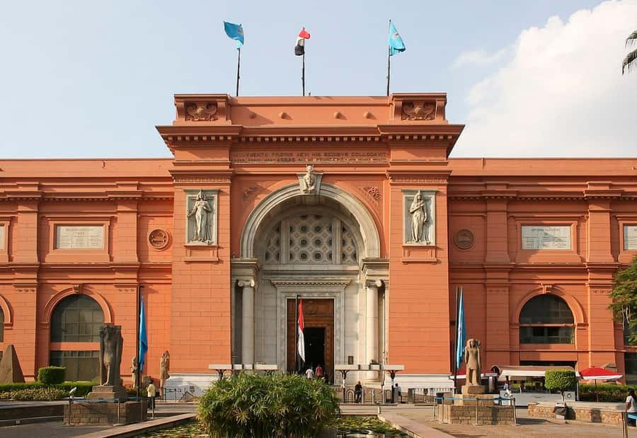 From Hurghada: Pyramids and Egyptian Museum Tour & Boat Ride - What the guides add to the day