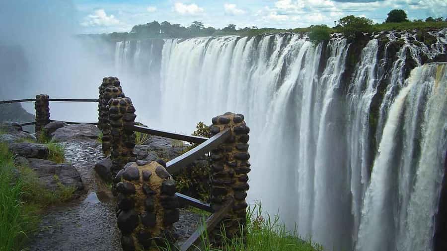 From Kasane: Victoria Falls Day Trip (Zimbabwe side) - A small bus can make the day easier