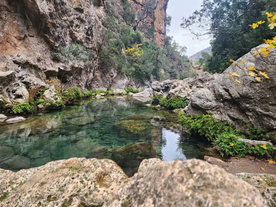 From Tangier: Day Trip to Chefchaouen and Akchour Waterfalls - Souks, jewelry, and the quieter Jewish quarter