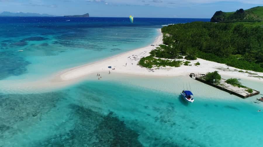 Grand Baie: Catamaran 3 Islands Cruise & Lunch on the Island - Sailing north from Grand Baie