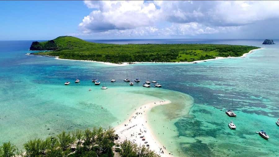 Grand Baie: Catamaran 3 Islands Cruise & Lunch on the Island - What to bring for a better day
