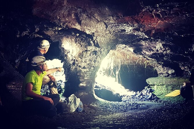 Guided tour of the 2004 lava tunnels - The 15-minute walk across the lava ropes