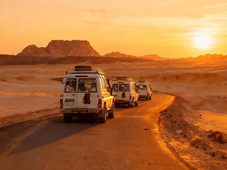 Hurghada: 6-Hour Jeep Desert Safari, Dinner, and Show - From Hurghada to the open desert