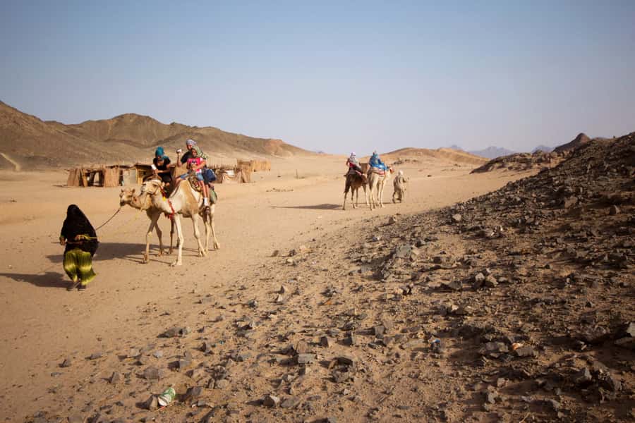 Hurghada: 6-Hour Jeep Desert Safari, Dinner, and Show - Sunset, dinner, and the Sahara Park show