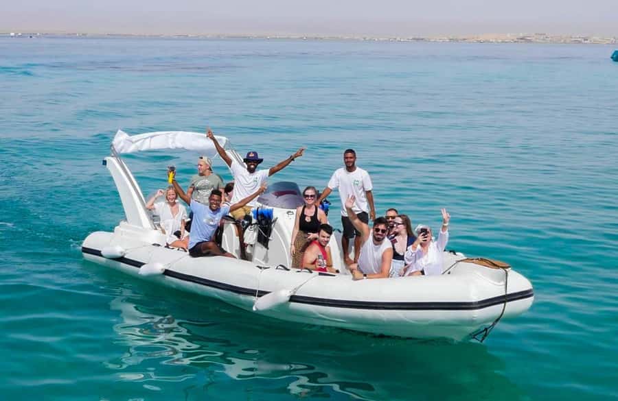 Hurghada: 6 Islands Tour with Dolphin Watching & Snorkelling - What the crew does well