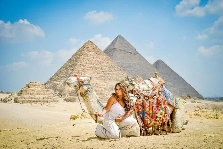 Hurghada: Cairo Pyramids, Sphinx & Egyptian Museum Day Trip - Meeting the Sphinx face to face