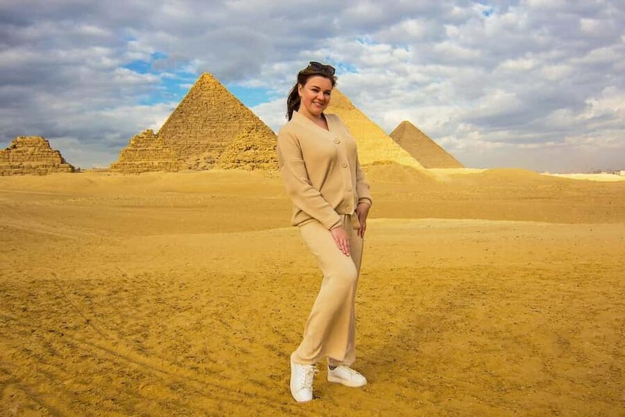 Hurghada: Cairo Pyramids, Sphinx & Egyptian Museum Day Trip - Lunch with a view of pyramids or Nile