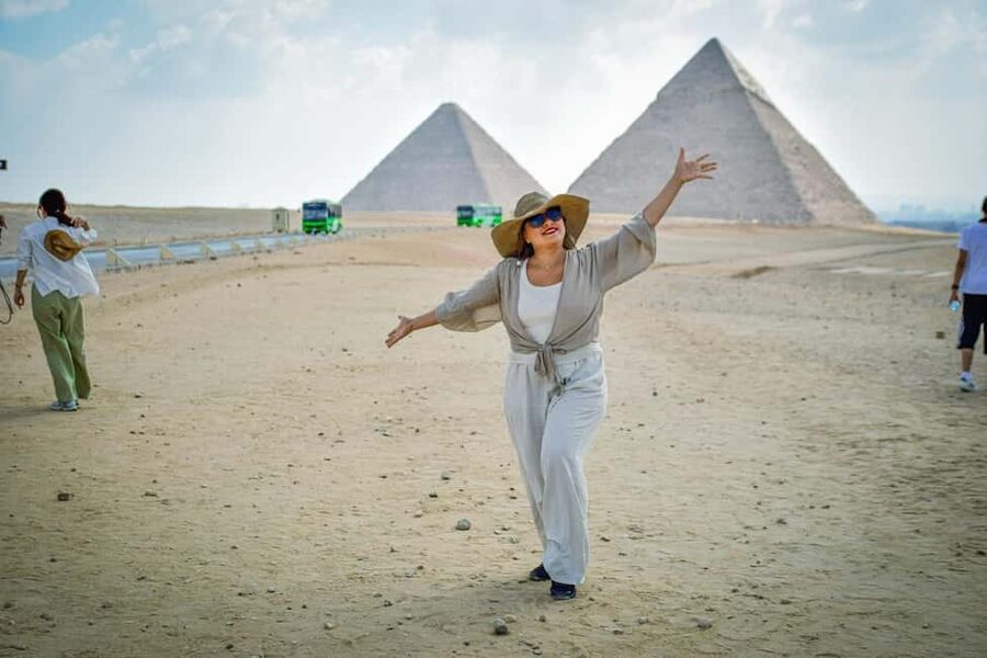 Hurghada: Cairo Pyramids, Sphinx & Egyptian Museum Day Trip - Giza Plateau and the Great Pyramid of Khufu