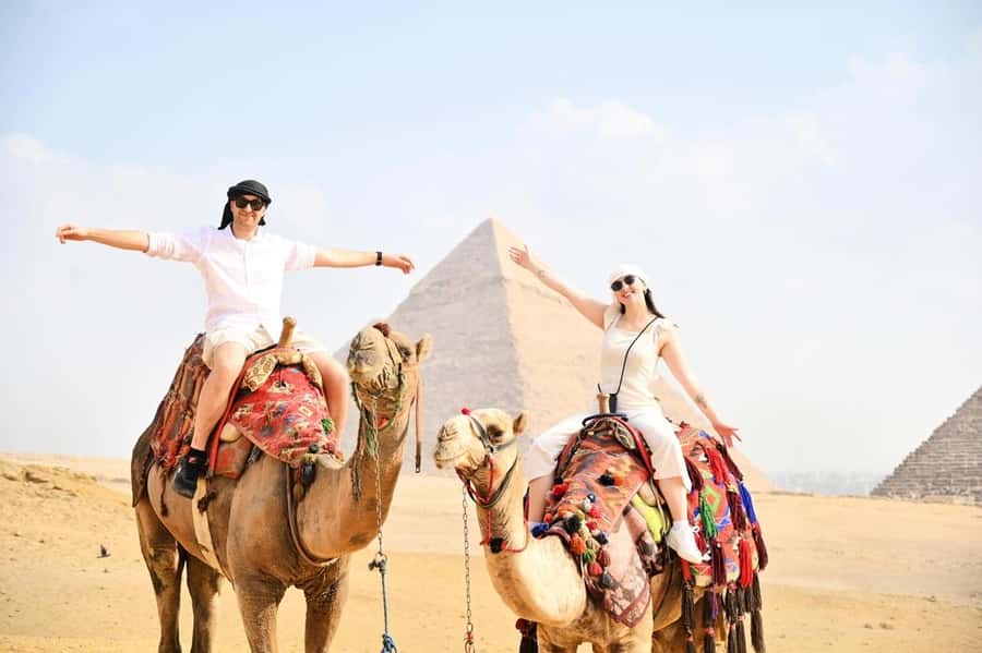 Hurghada: Cairo Pyramids, Sphinx, Museum & Bazaar Day Tour - Reaching Giza and meeting the Great Pyramid
