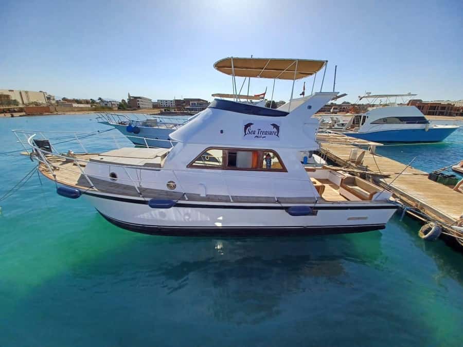 Hurghada: Elegance Yacht Cruise To Orange bay Island W lunch - A seafood lunch that earns its place