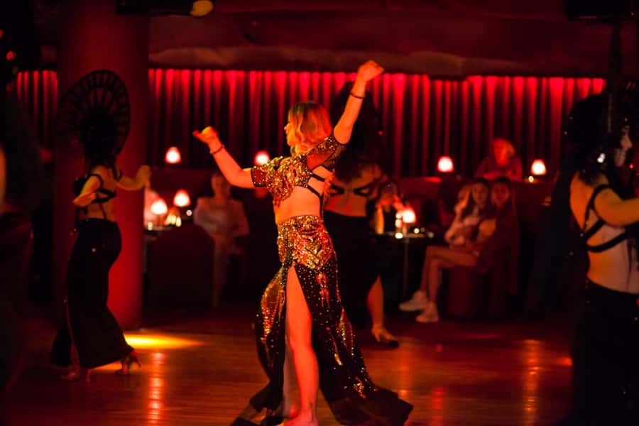Hurghada: Naz Cabaret ticket with beverages - The show: dancers, music, magic, and singing