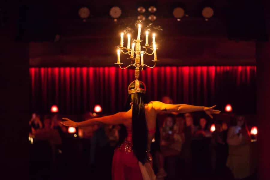 Hurghada: Naz Cabaret ticket with beverages - What the evening is likely to feel like