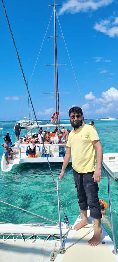 Ilot Gabriel: Catamaran Cruise & BBQ Lunch - Crew, language, and group atmosphere