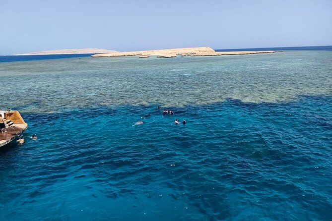 Intro Diving Beginner and Discover Red Sea Underwater - The safety briefing and first underwater session