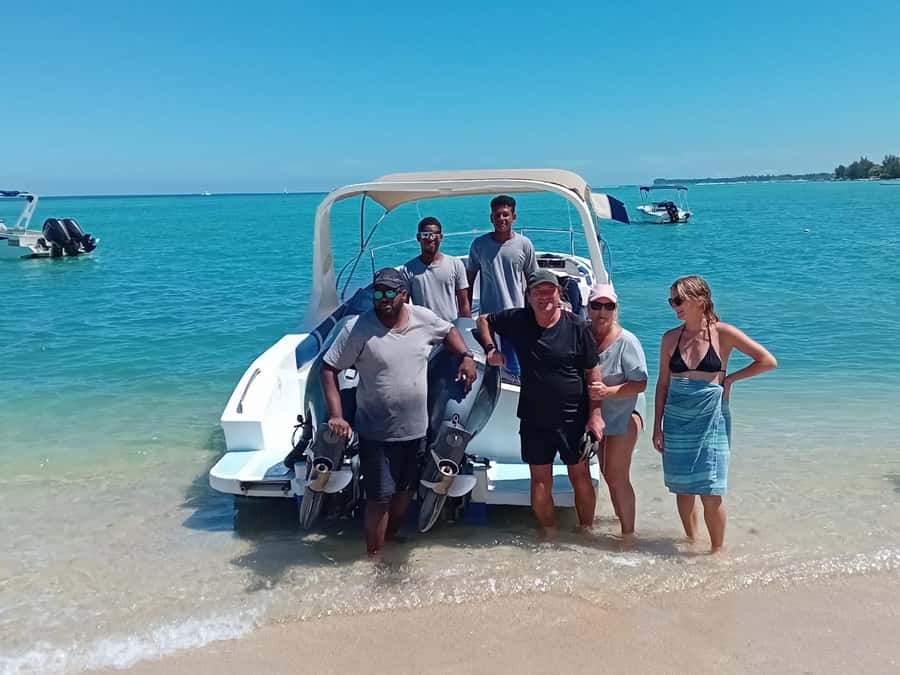 La Preneuse: Dolphin Watching and Snorkeling Speedboat Tour - Why the two-hour format works