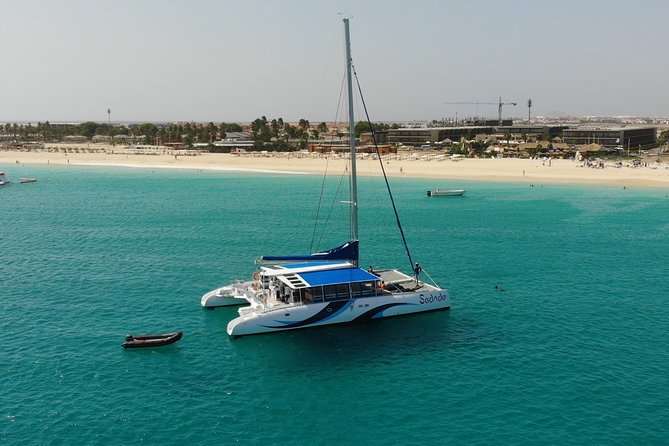 Lounge Catamaran SODADE Half-Day - The crew turns the return sail into the main event