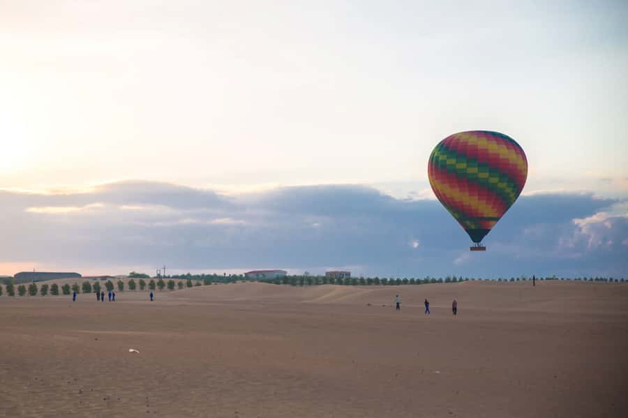 Luxor: Deluxe Sunrise Hot Air Balloon - Landing somewhere the wind chooses