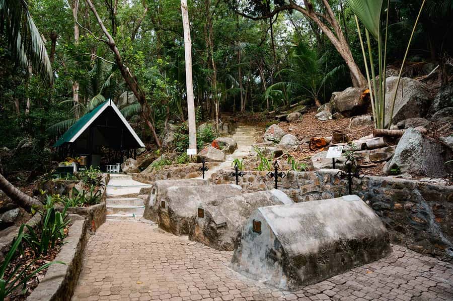Mahé: Saint-Anne Marine Park and Moyenne Island Cruise - Creole lunch, local music, and island time