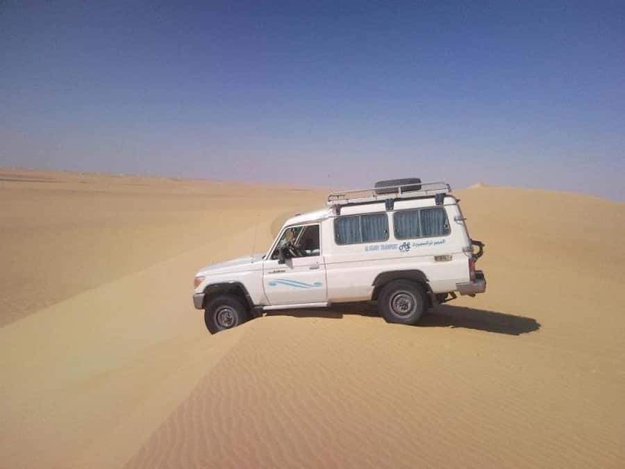 Makadi Bay: Jeep Safari Adventure with Bedouin guide - Dinner, sunset, and the evening show
