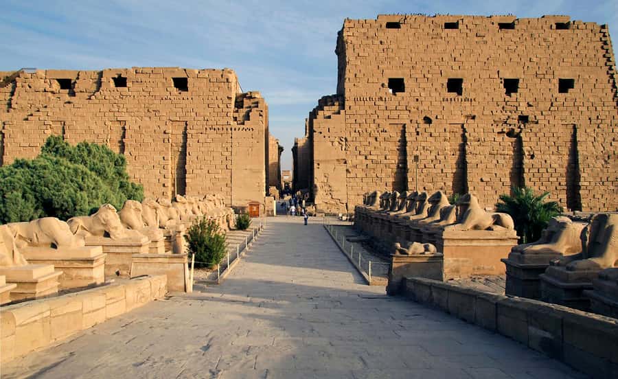 Makadi Bay: Luxor Highlights & King Tut Tomb Full-Day Tour - Karnak Temple and the Theban Triad