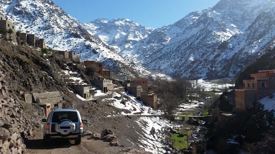Marrakech: Atlas Mountains and Desert Safari with Lunch - Lalla Takerkoust and the climb toward Kik Plateau