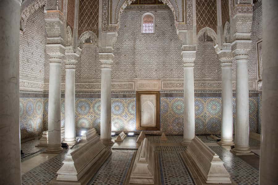 Marrakech: Bahia Palace, Saadian Tombs & Medina Guided Tour - The Kasbah, Bab Agnaou, and the royal quarter