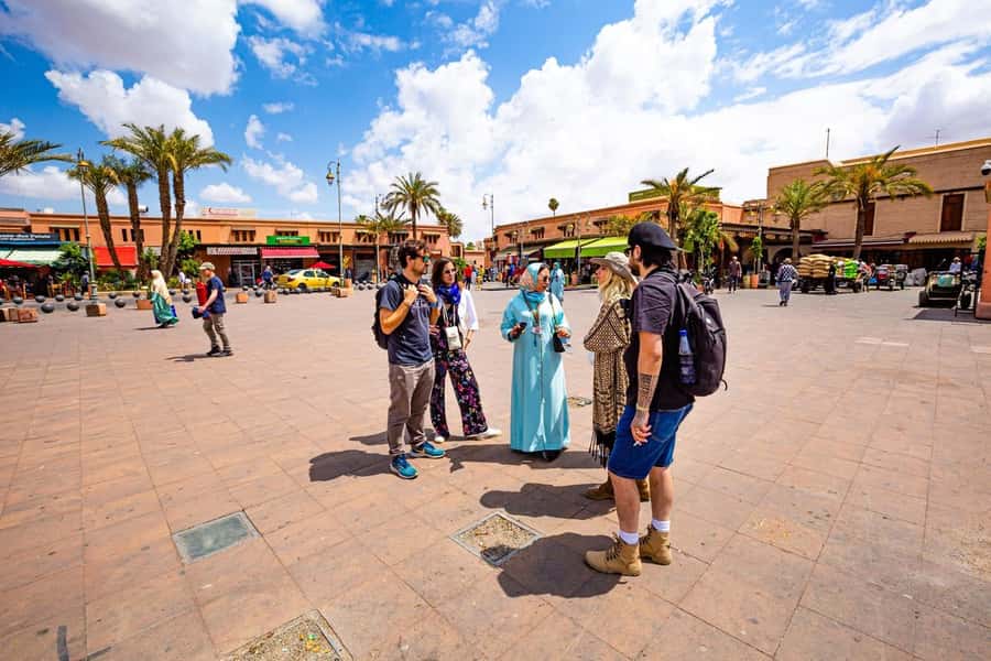 Marrakech: Bahia Palace, Saadian Tombs & Top Highlights Tour - Koutoubia Mosque and the city’s famous silhouette