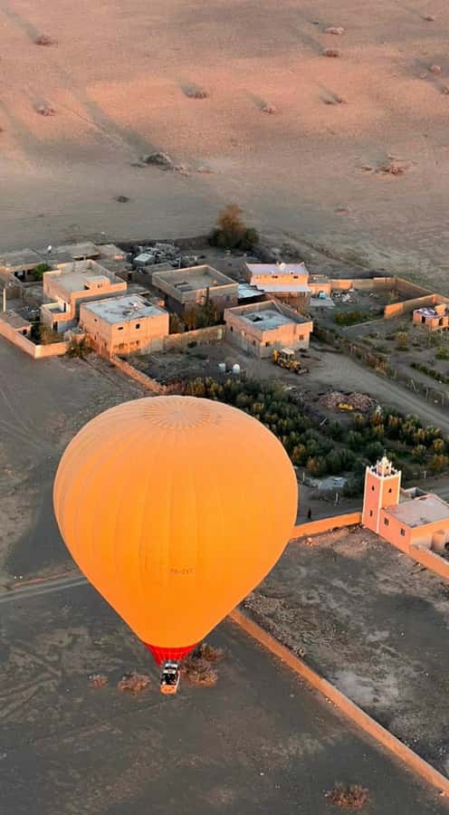 Marrakech: Balloon Flight, Berber Breakfast & Certificate - Climbing into the basket
