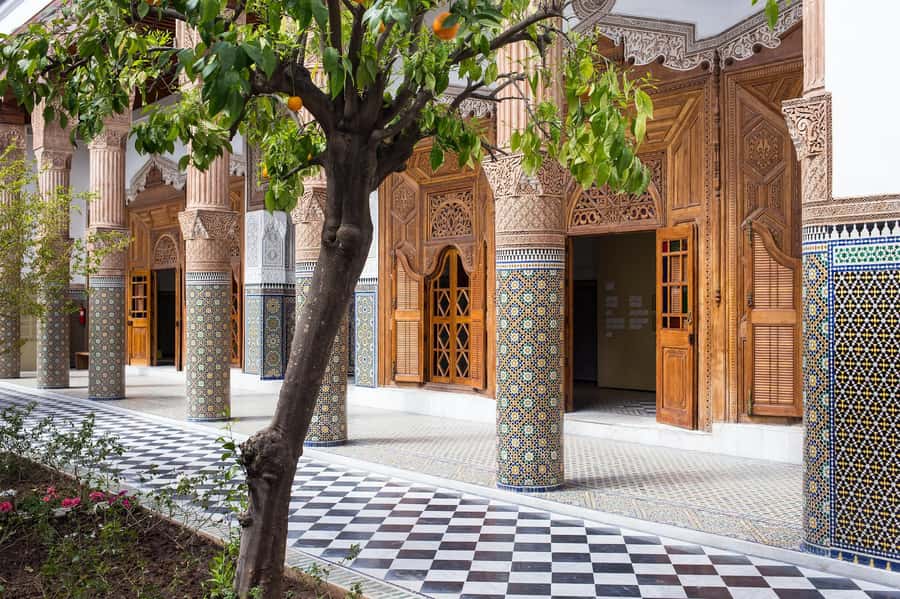 Marrakech: Ben Youssef Medersa, Le Jardin Secret & Souk Tour - Walking the medina with context