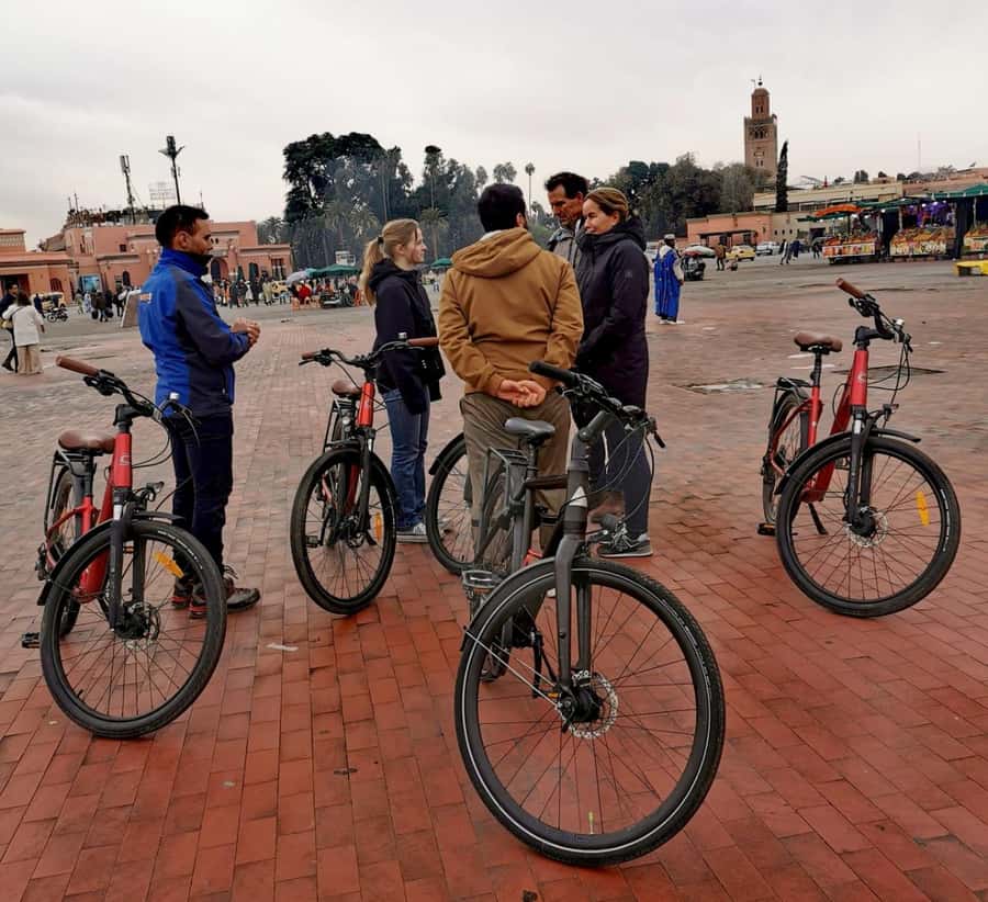 Marrakech: Guided Bike Tour with a local Guide - Koutoubia Mosque and the route toward the old city