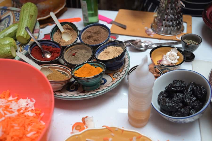 Marrakech: Moroccan Cooking Class for vegetarians and vegan - Learning Moroccan spices before cooking