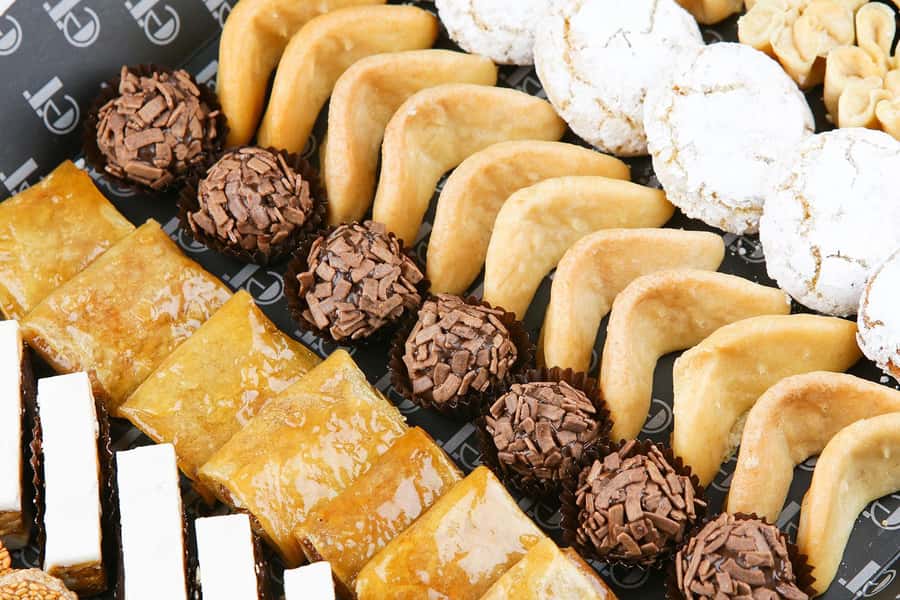 Marrakech: Moroccan Pastries and Tea Class with a Local - Tasting the pastries and taking a box home
