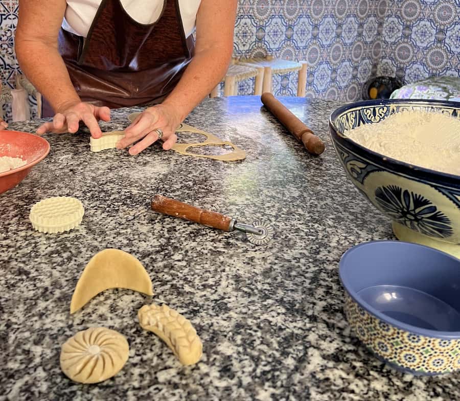 Marrakech: Moroccan Pastries and Tea Class with a Local - The class as a break from the souks