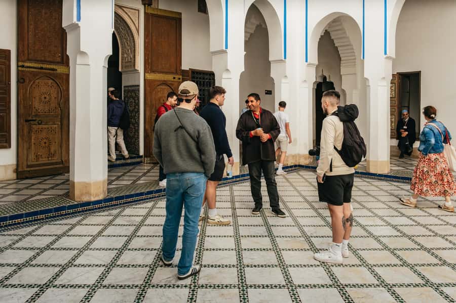 Marrakech: Saadian Tombs & Bahia Palace, Medina Guided Tour - Bab Agnaou, the Kasba, and the Saadian royal story