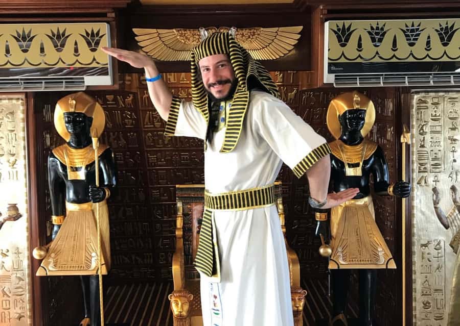 Marsa Alam: Nefertari Sunset/Morning Cruise & Snorkeling - Costumes, a throne, and a busy photo stop