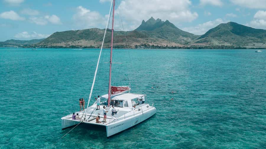Mauritius: Catamaran Day Cruise to lle aux Cerfs with Lunch - Snorkeling in the East Coast Lagoon