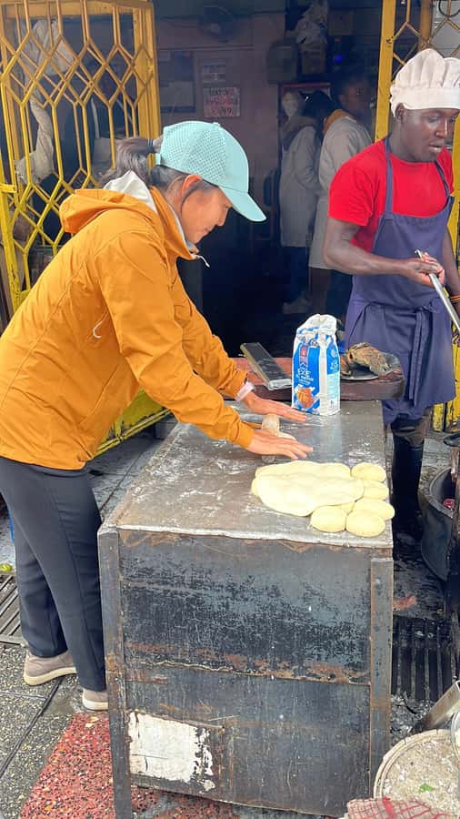 Nairobi: Historic and Modern Highlights Walking Tour - Souvenirs, shoe cleaning, and street photography