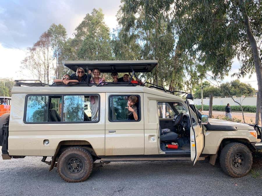 Nairobi National Park, Elephant Orphanage and Giraffe Centre - Kazuri Beads adds a human stop