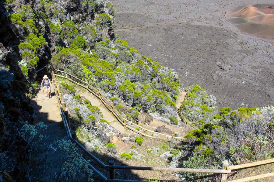 Réunion: Piton de la Fournaise Guided Volcano Hike - The 120-meter descent into the Fouqué Enclosure